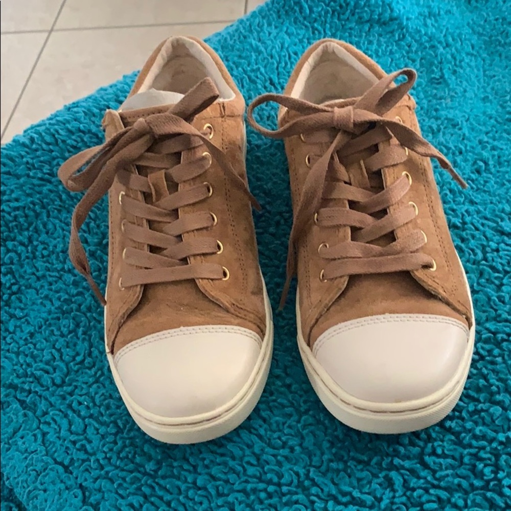 Women’s size 8  UGG sneakers